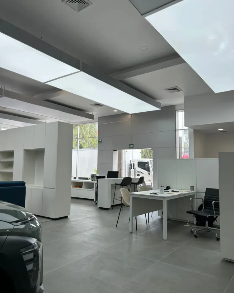 Oficinas abiertas con mobiliario blanco en AutoExcel Tegucigalpa