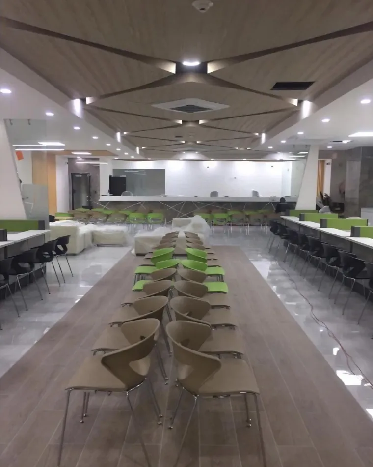Salón con cielo arquitectónico y filas de sillas en Banrural Tegucigalpa