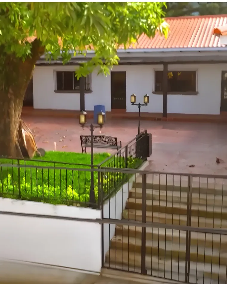 Fachada de Plaza Capiro en Trujillo, con jardinera y escalinata