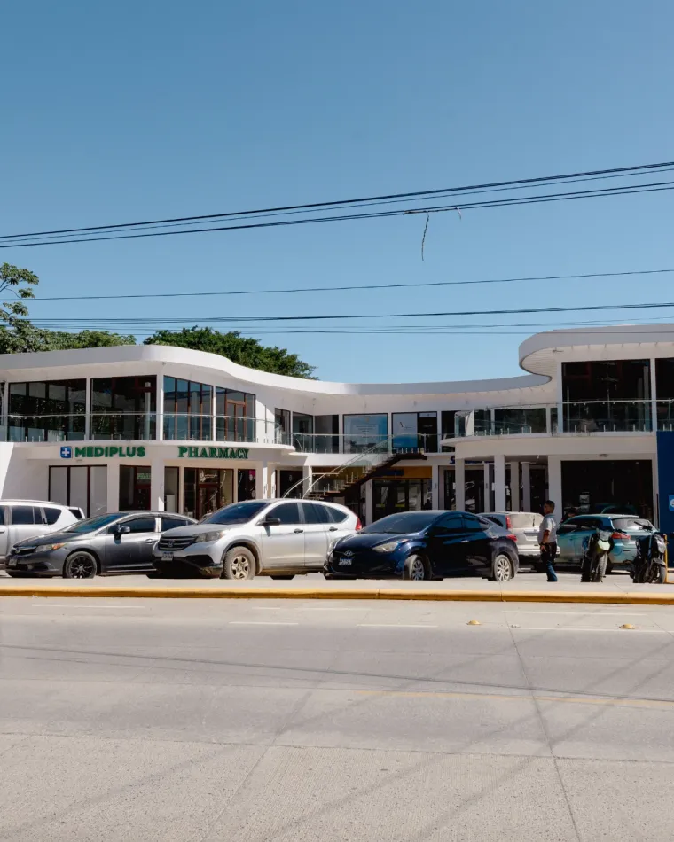 Fachada curva de Plaza Comercial Aqua en Roatán, vista desde la calle